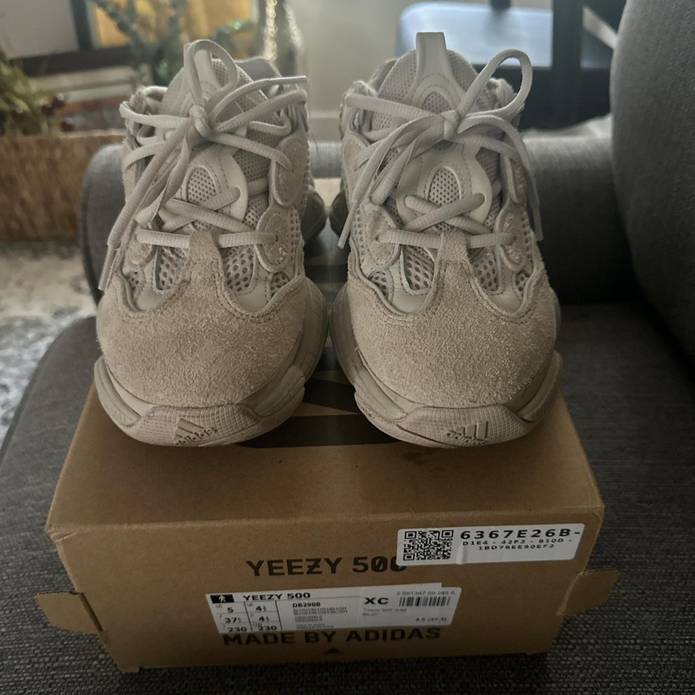 Adidas Yeezy 500 in Blush